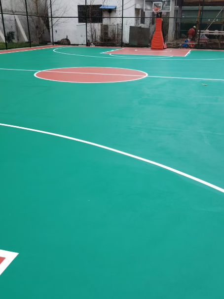 新宾 球场长期使用易出现地面开裂